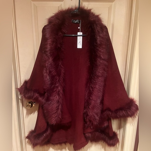 Women’s Cape ZLYC With Double Layer Faux Fur Trim - Picture 2 of 5